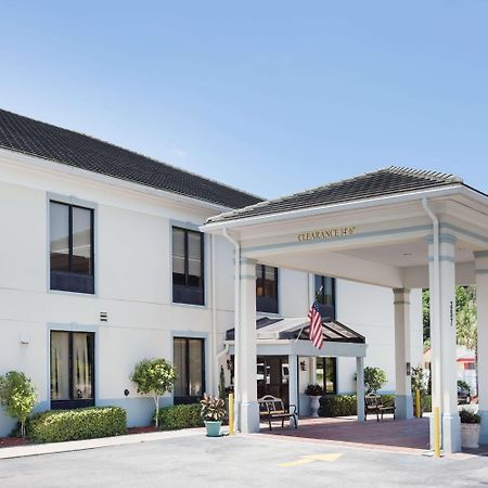 Baymont By Wyndham Savannah/Garden City Exterior photo