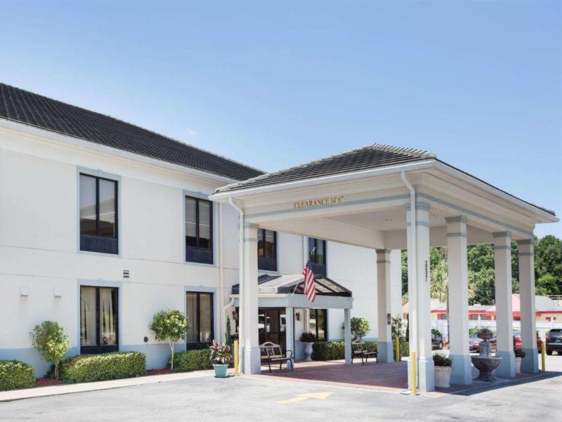 Baymont By Wyndham Savannah/Garden City Exterior photo