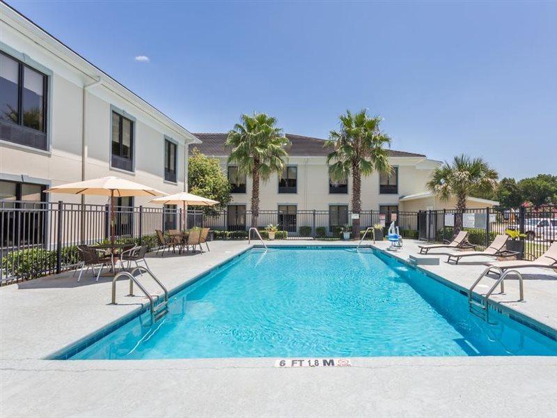Baymont By Wyndham Savannah/Garden City Exterior photo