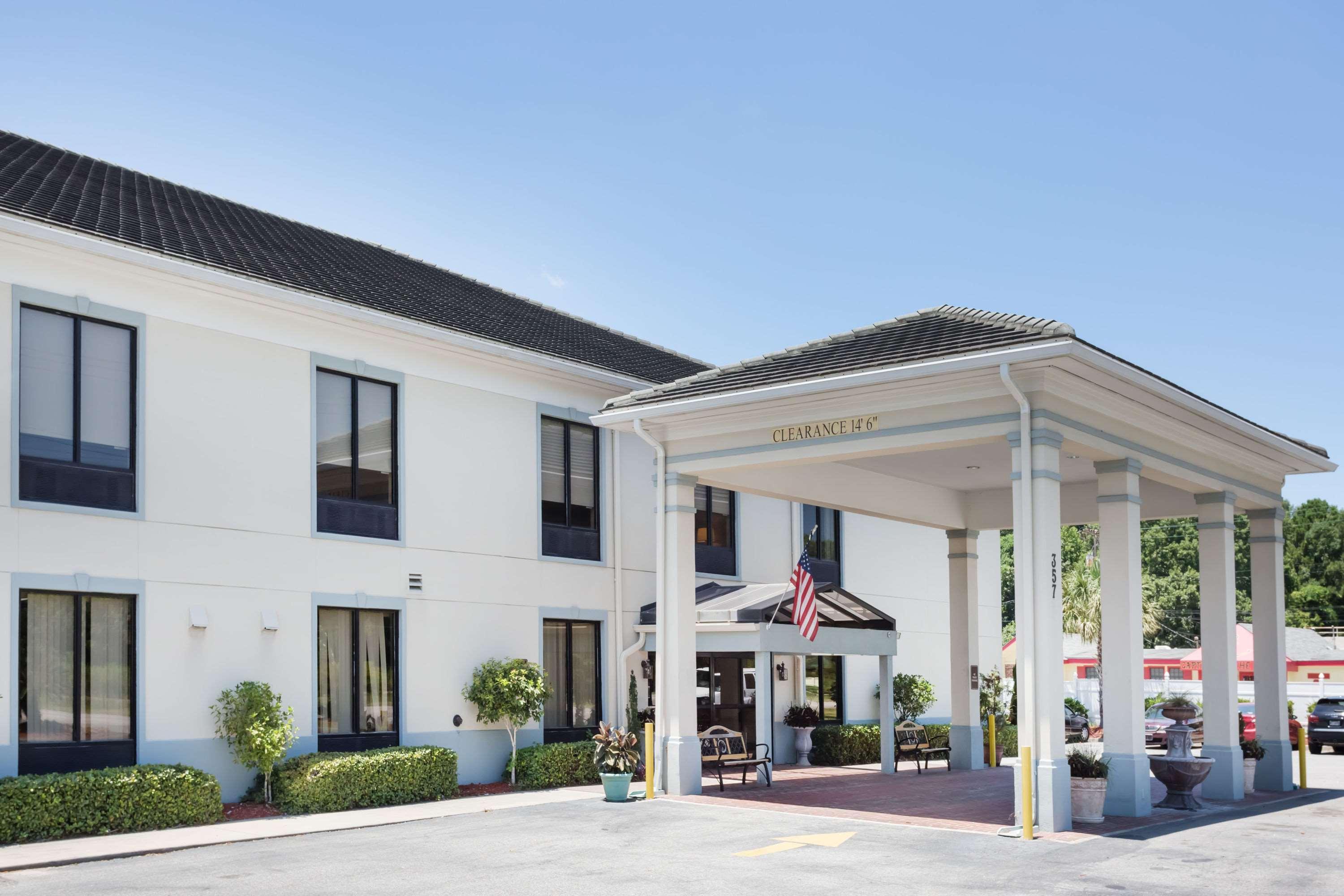 Baymont By Wyndham Savannah/Garden City Exterior photo